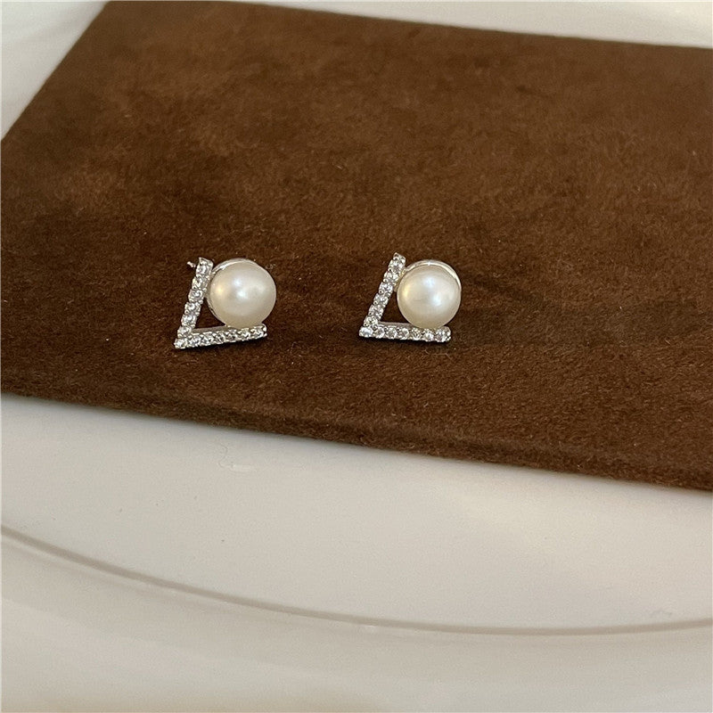 Stylish Design Simple V-shaped Pearl Stud Earrings