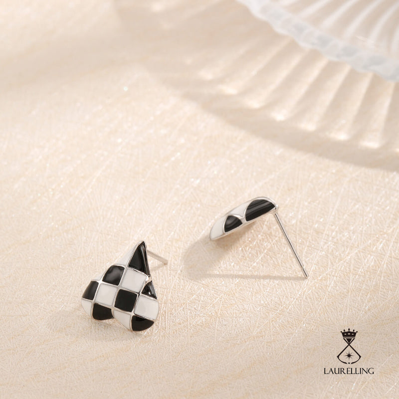 Black and White Checkered Heart Cold Stud Earrings